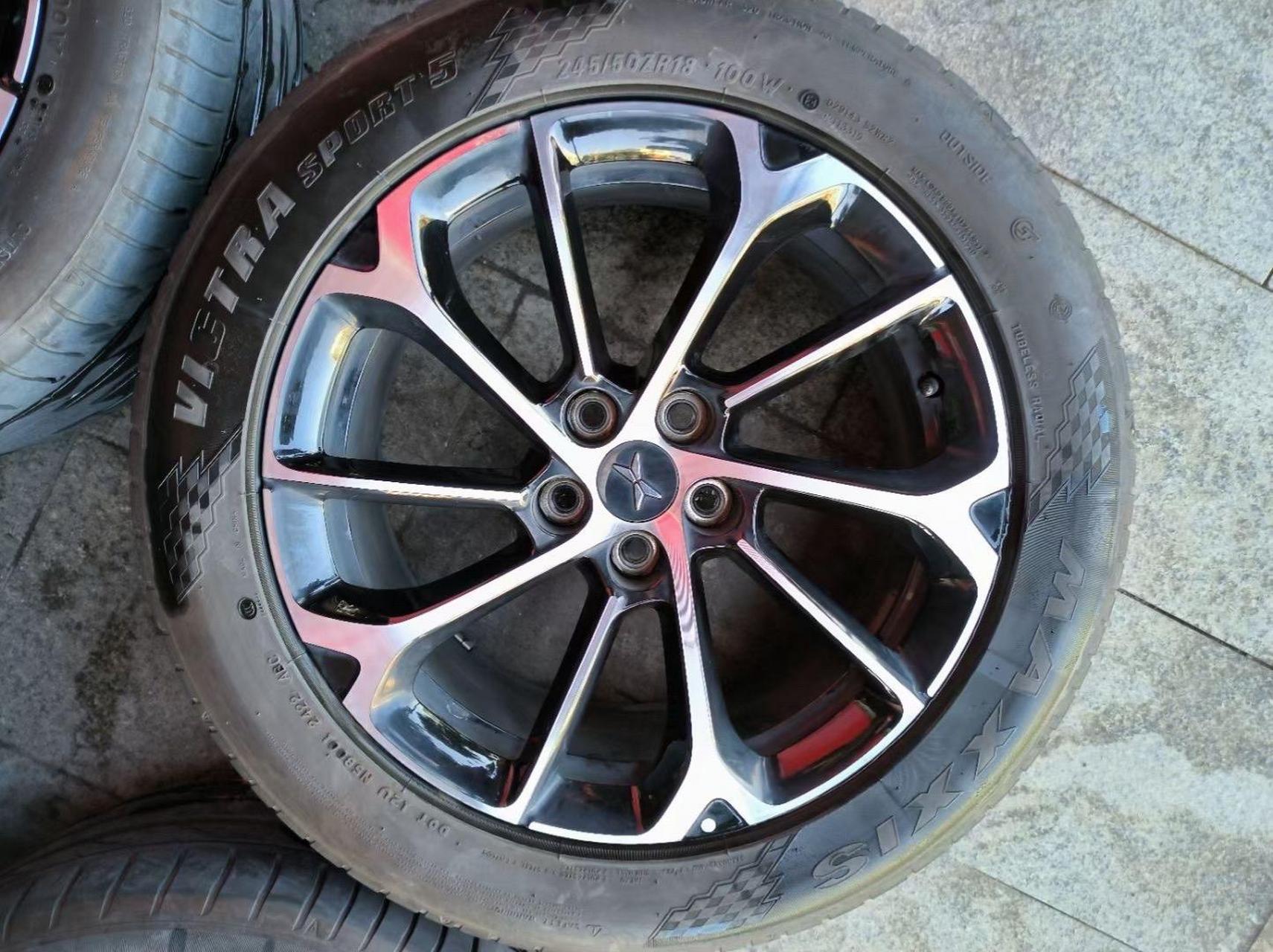 小鹏p7原厂18寸轮毂轮胎,成色好,无变形开裂,成色如图 带一套22年