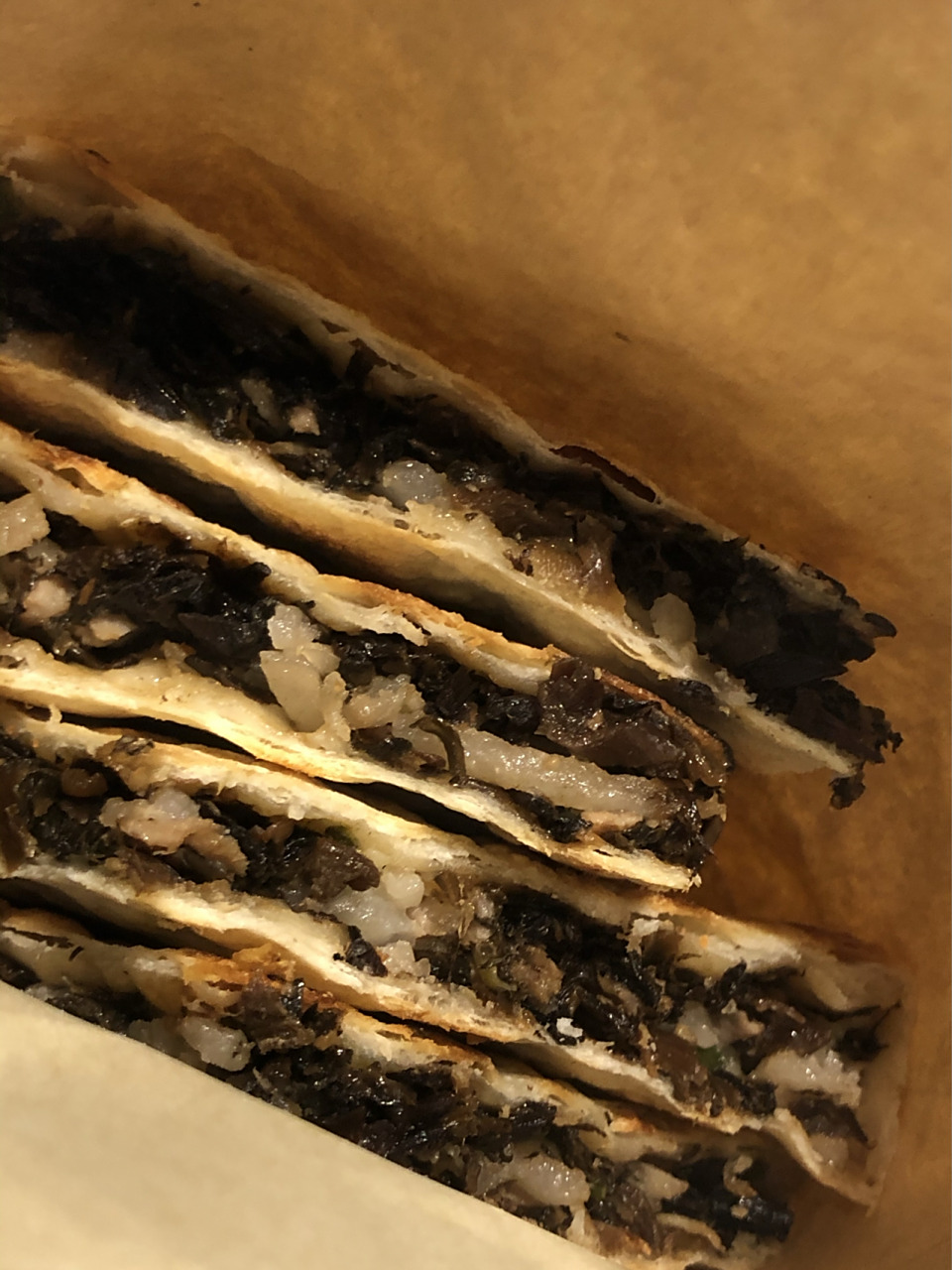 这家永嘉麦饼就是其中一家. 生意非常好,每次都要排队.20块