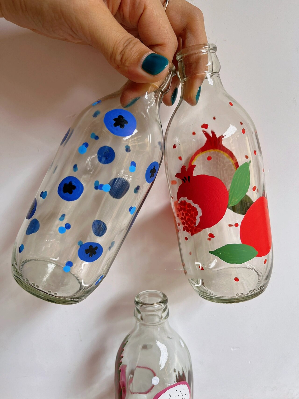 水果的夏天④-手绘玻璃瓶 这次画了榴莲,蓝莓,石榴,火龙果 还有什么