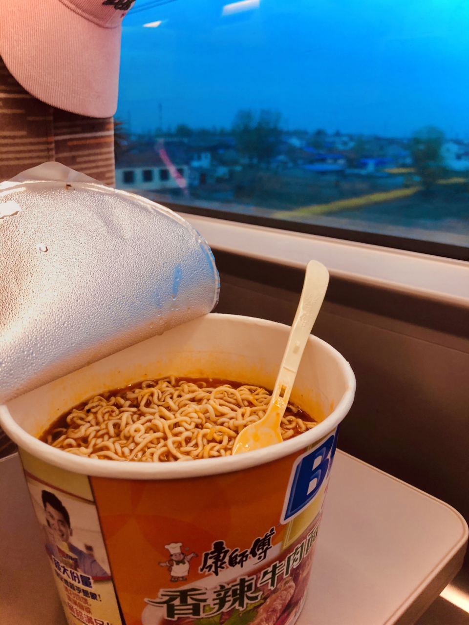 没有人觉得高铁上吃泡面是一件很享受的事情吗[鼓掌] 没有人觉得高铁