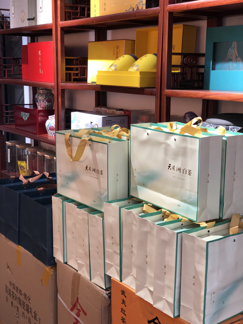 溧阳白茶也称天目湖白茶95 外形细秀略扁,色泽绿润,透显金黄;内质