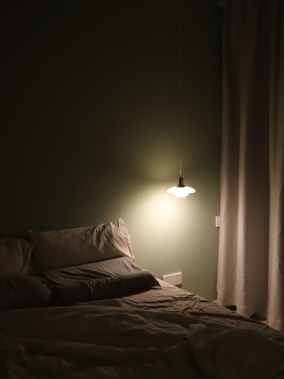 95主卧灯光布局 色温:3000k 灯搭配:射灯5w*4 吊灯5w 壁灯7w,色温