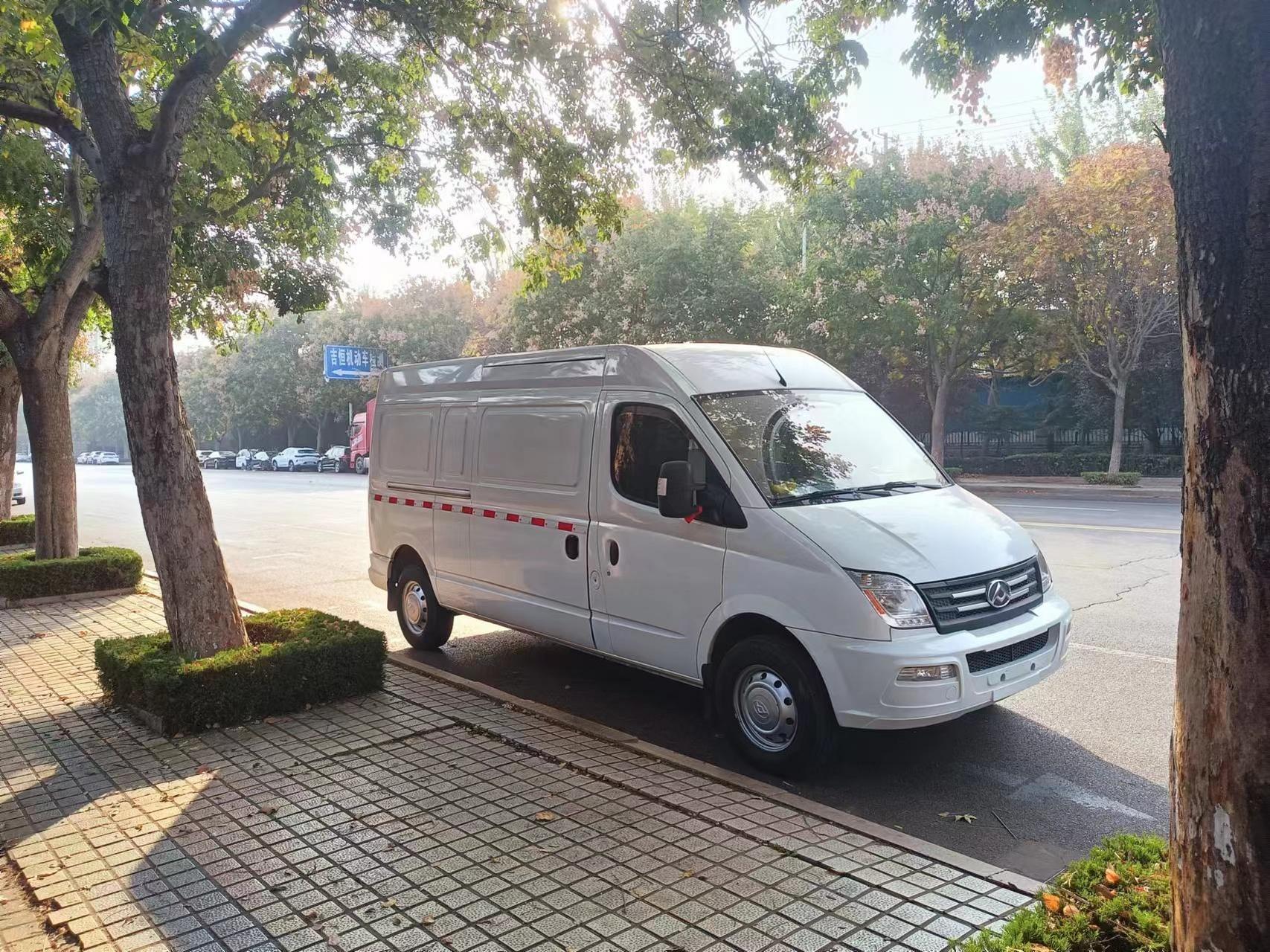 上汽大通v80封闭式货车.