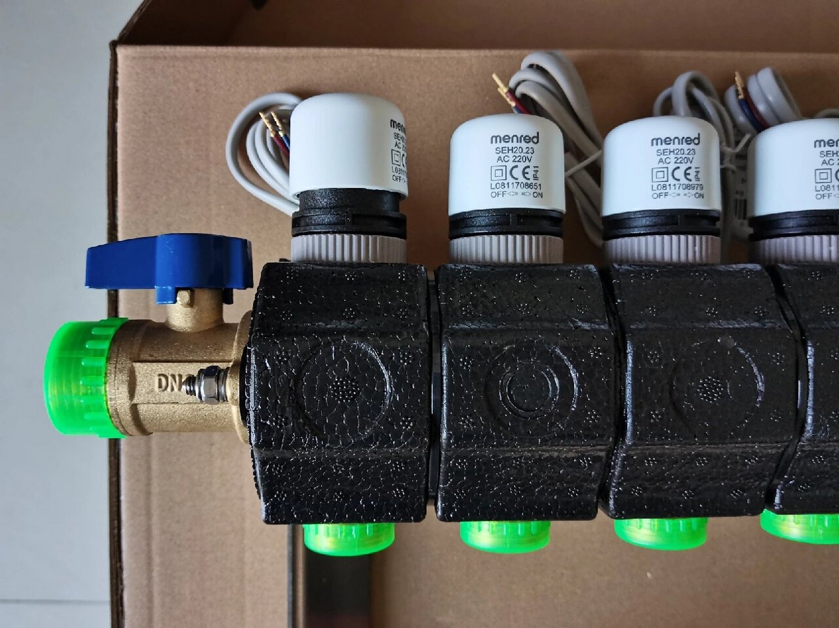 曼瑞德ems系列分集水器 曼瑞德这款分集水器不错,主体带保温;电热执行