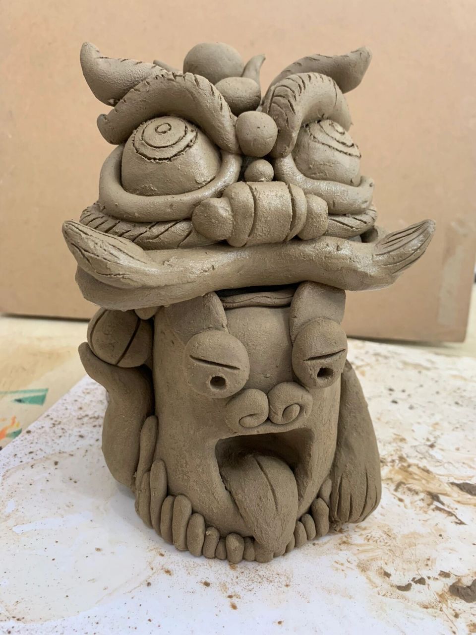 泥塑小怪兽|简单易上手的陶艺(步骤图) 小怪兽加一个帽子就变成了新