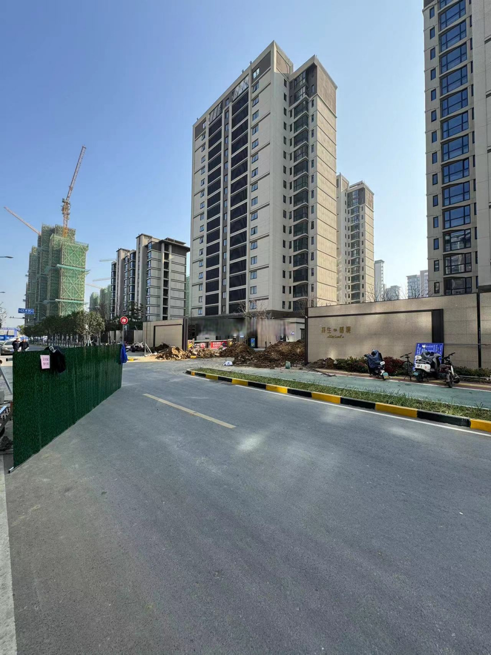 肥西县祥生云境小区南门,北门同步改造正式动工,这也是业主们争取回来