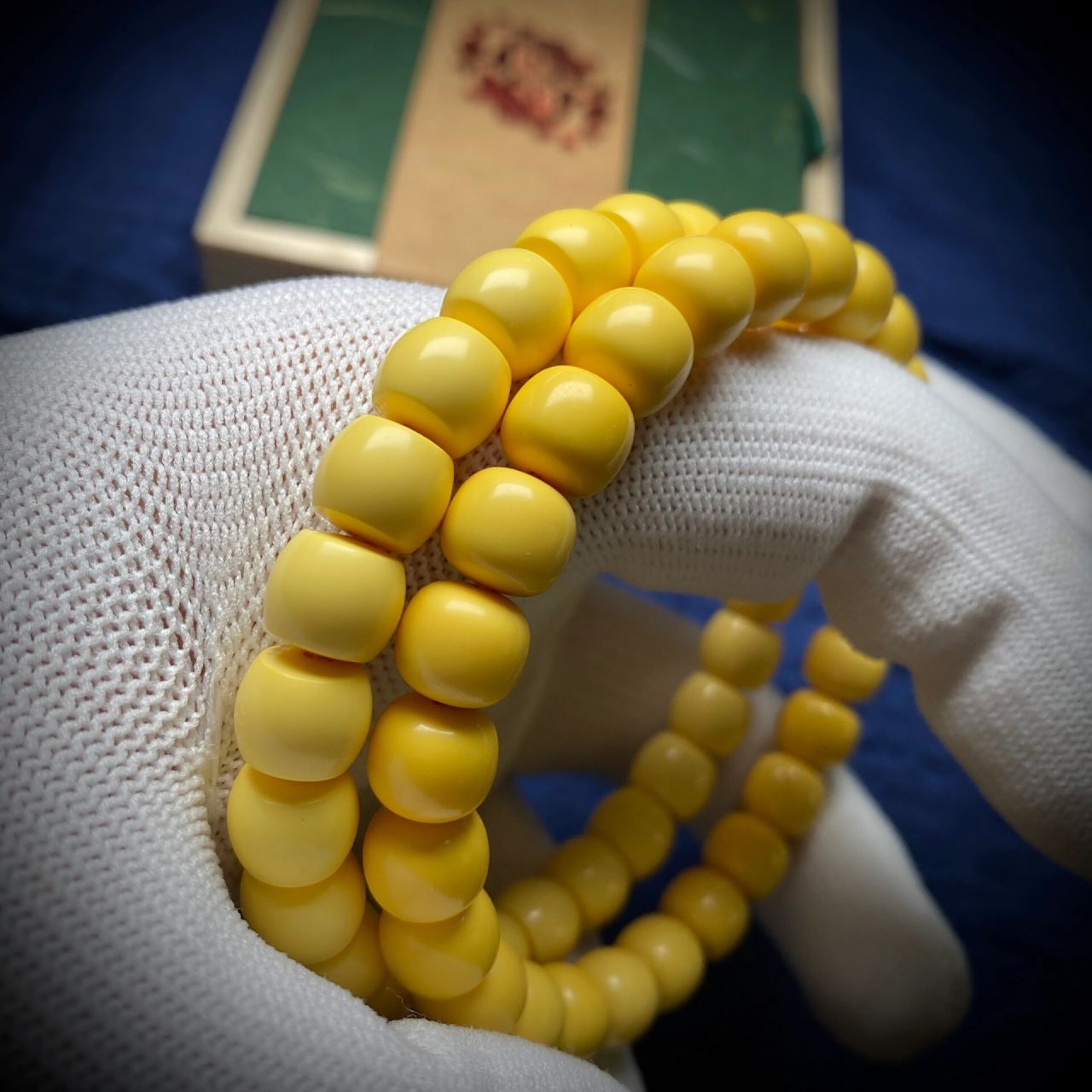 很黄很暴力的手串 一带老密胺麻将精工改制,也叫赛璐璐,盘玩走色金黄