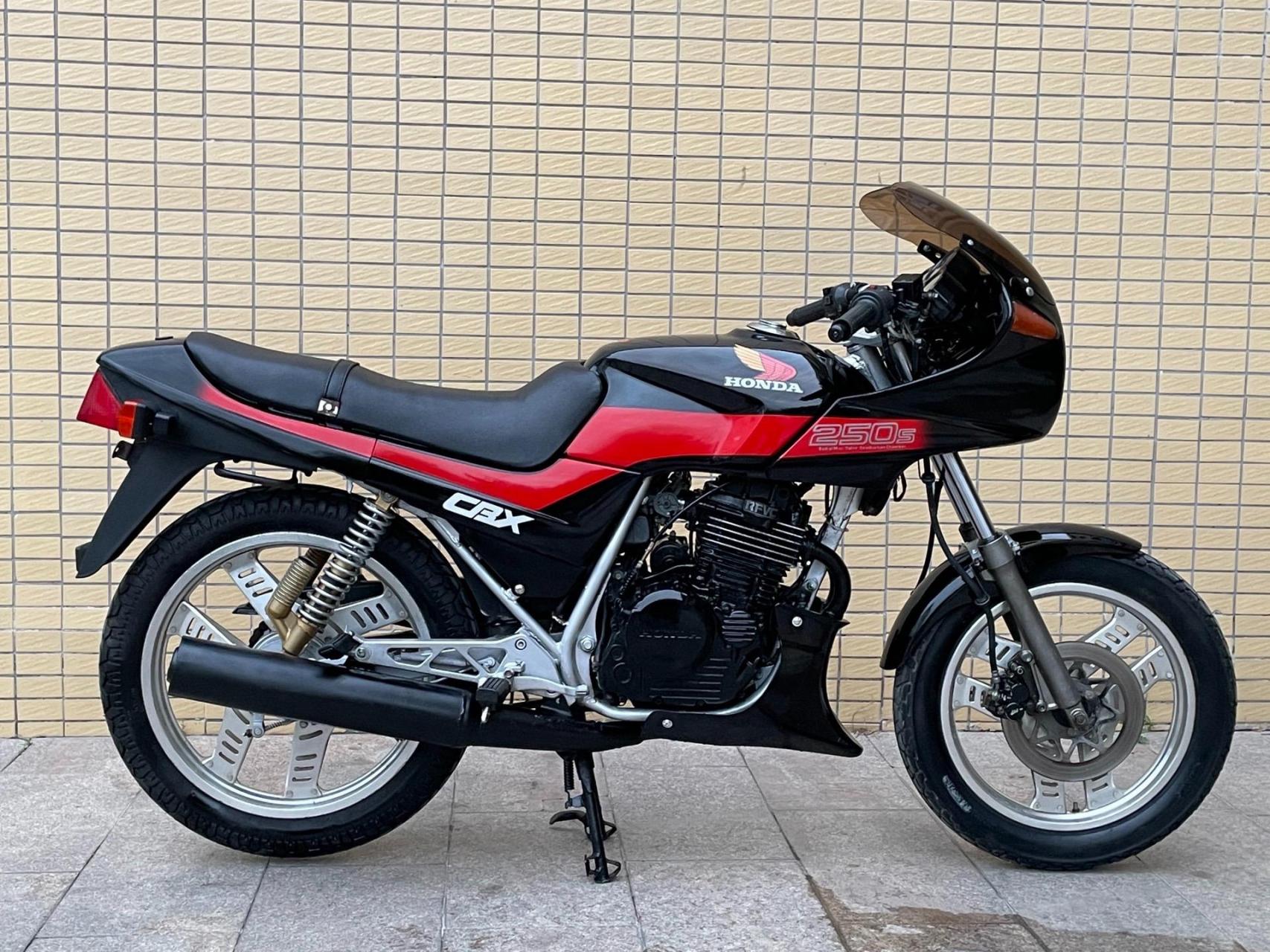 经典情怀老车收藏,来自1985年本田cbx250s,外观精神,发动机声音好