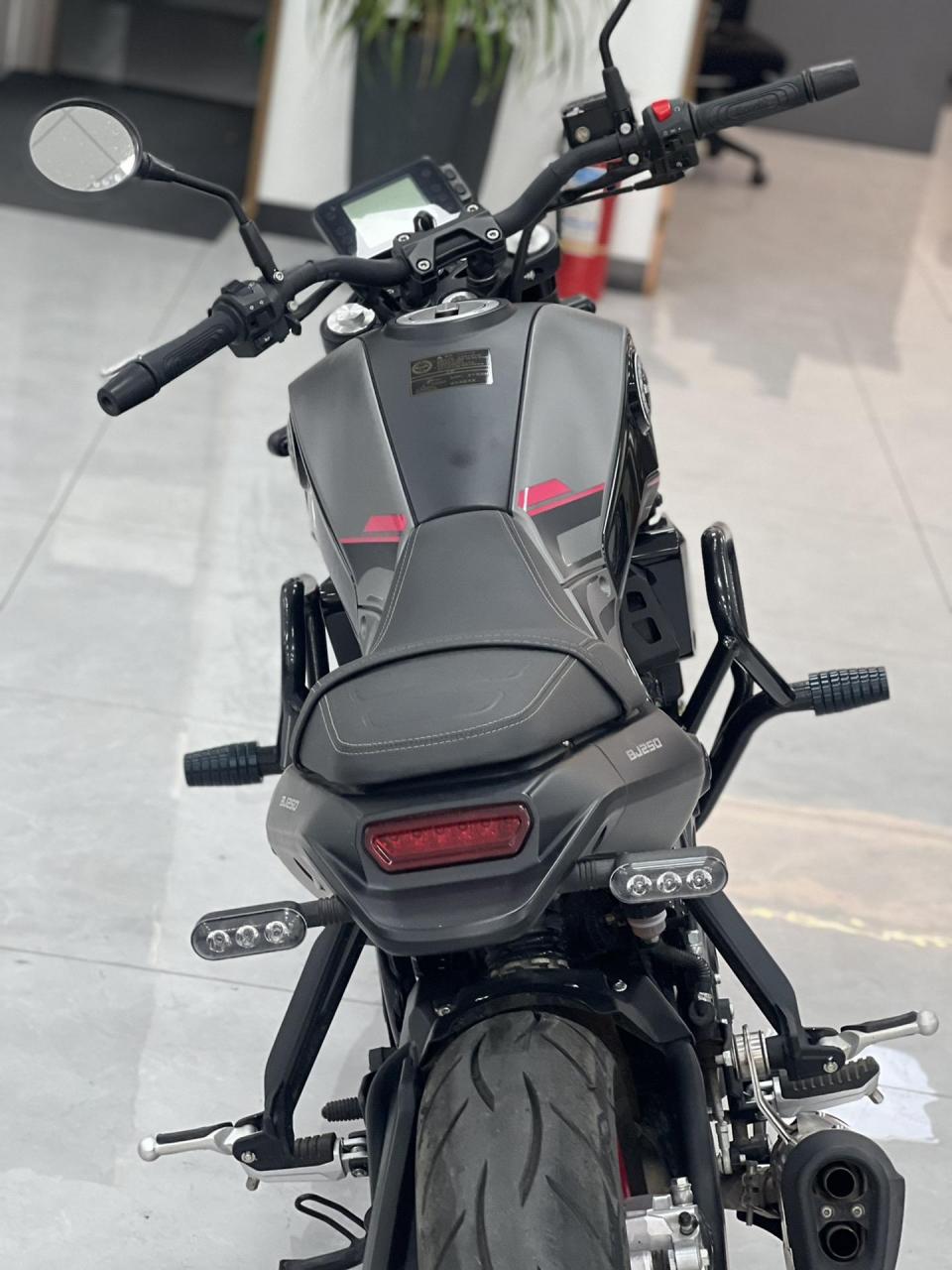 【车型】:贝纳利幼狮250女王粉 【年份】:2021年 【公里数】:1042公里