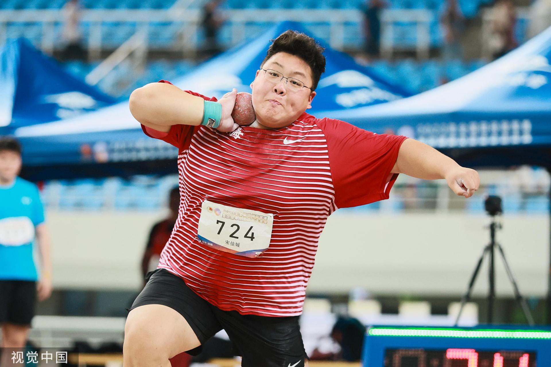 在刚刚结束的成都大运会田径项目女子铅球决赛中,中国选手宋佳媛摘得