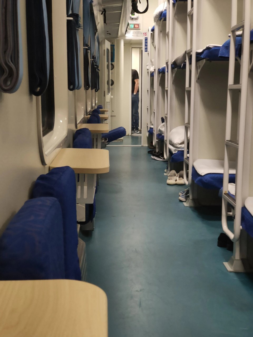 火车硬卧一系列流程 一节车厢有俩个充电口,分别在11-12,5-6床位对应