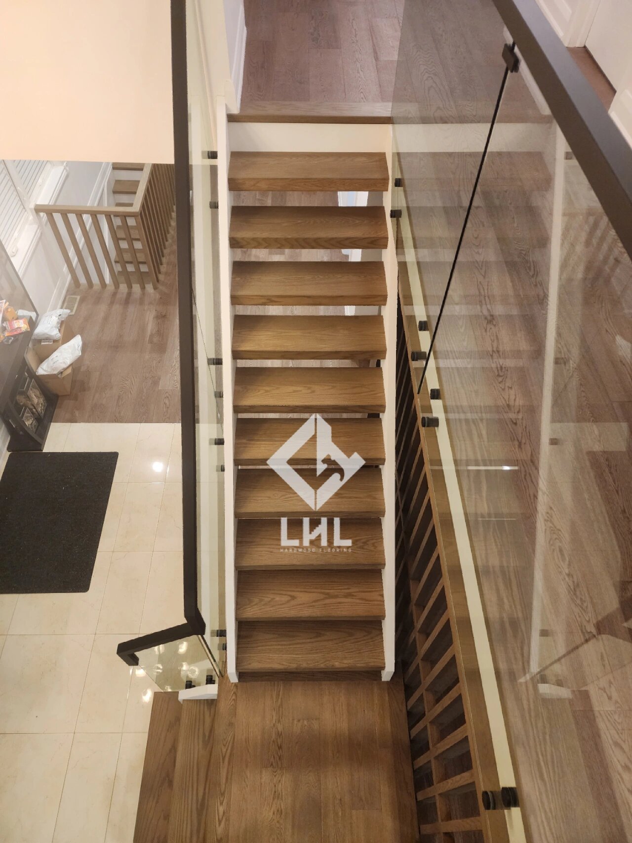 9896屏风墙91楼梯,玻璃扶手实木压顶 玻璃扶手实木压顶安装完成