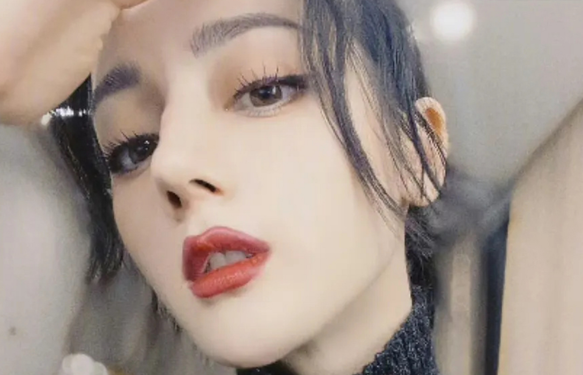 迪丽热巴的鼻子看起来非常挺拔,但这并不代表她一定是通过整容手术来