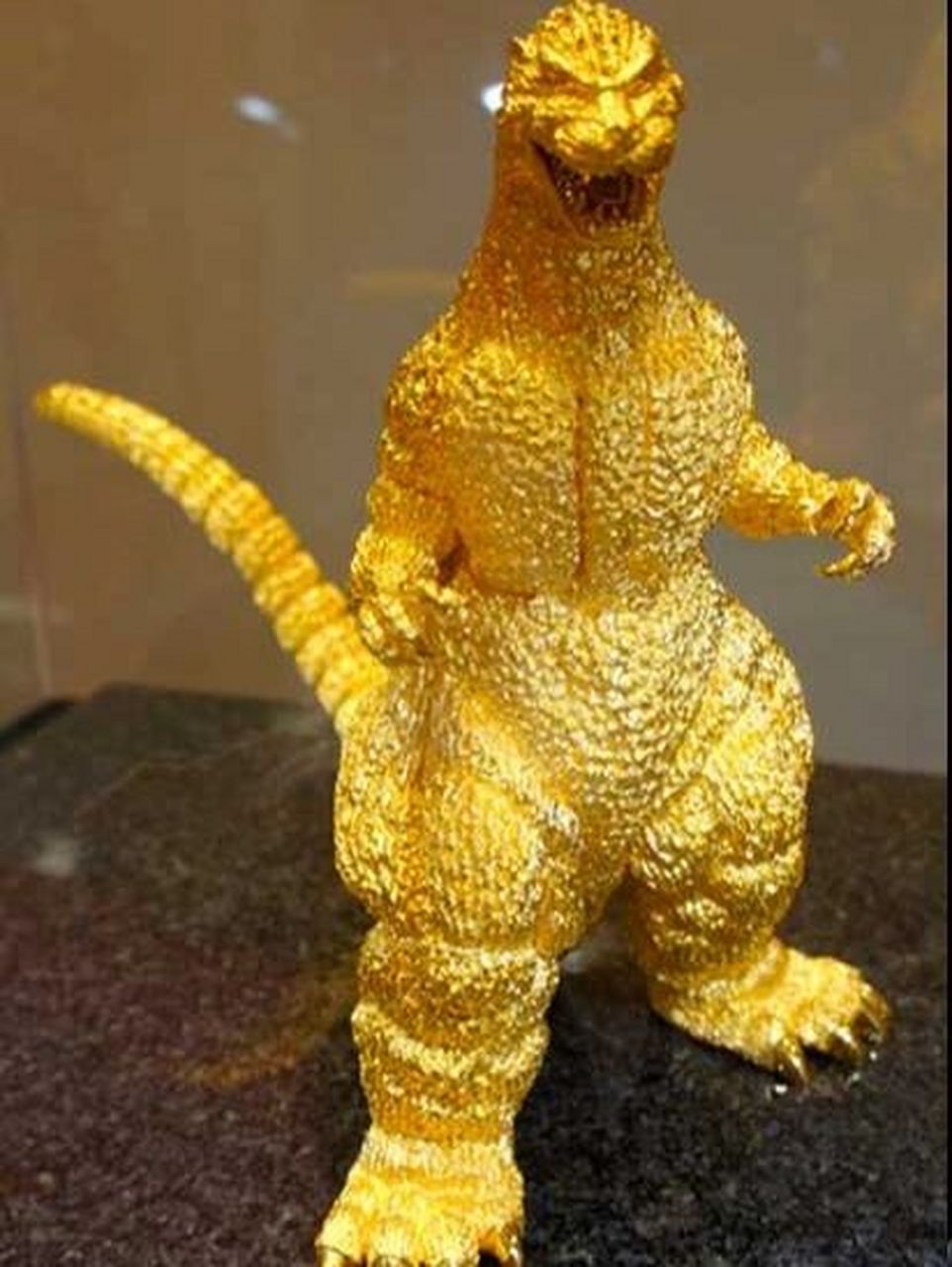 黄金哥斯拉最后的成交价达到了916万 黄金哥斯拉由日本珠宝店田中银座