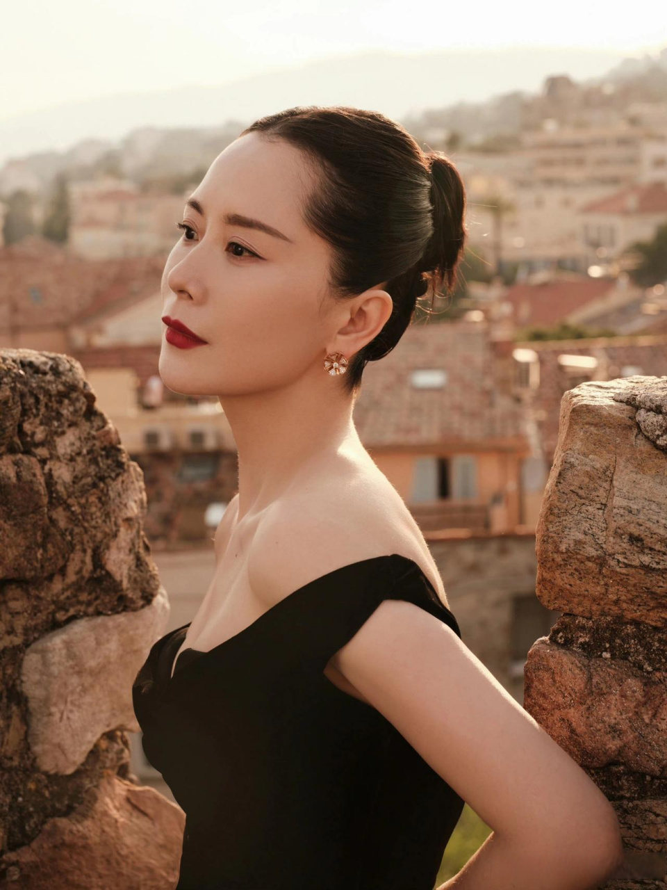 海清戛纳红毯造型真是气场全开,黑色长裙,贴头皮的发型,真是把气质