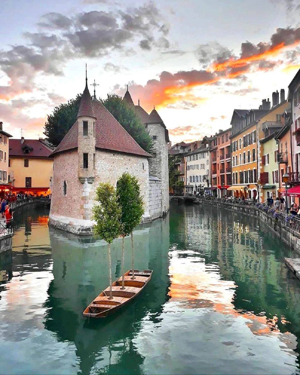 安纳西(annecy)是法国阿尔卑斯山区最美丽静好的小镇,人称阿尔卑斯山