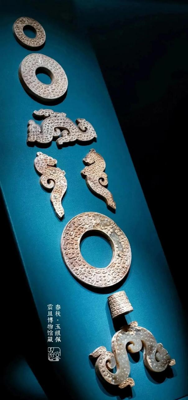 春秋·玉组佩 春秋玉器以組佩飾,玉帶鉤及劍飾玉為主要品類.