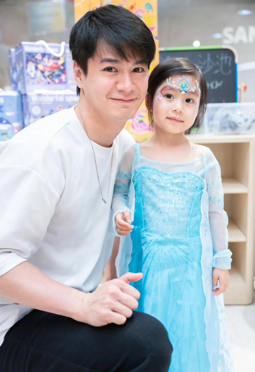 杨怡罗仲谦为女儿庆生,一双儿女完美继承父母基因,女儿漂亮儿子帅气