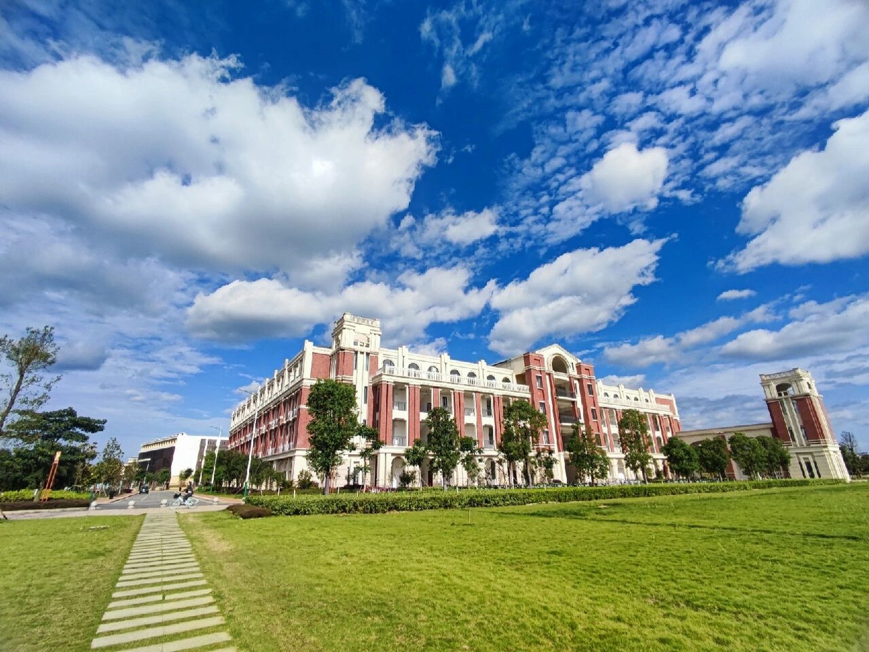 南宁师范大学武鸣校区 难得有好天气学校也变得更美啦 天朗气清,惠风