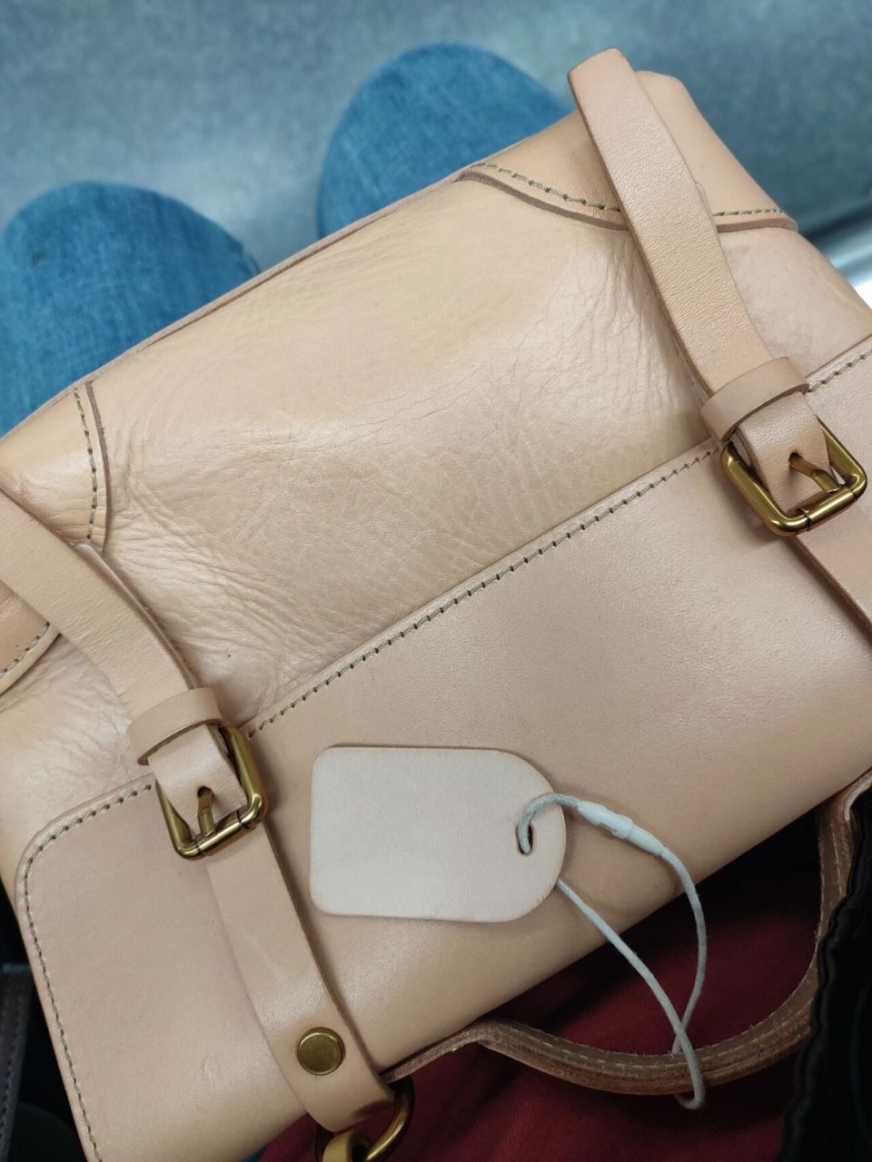 植鞣皮包包养牛后续 背了10天,天天背 已经上了两次貂油 颜色还没有