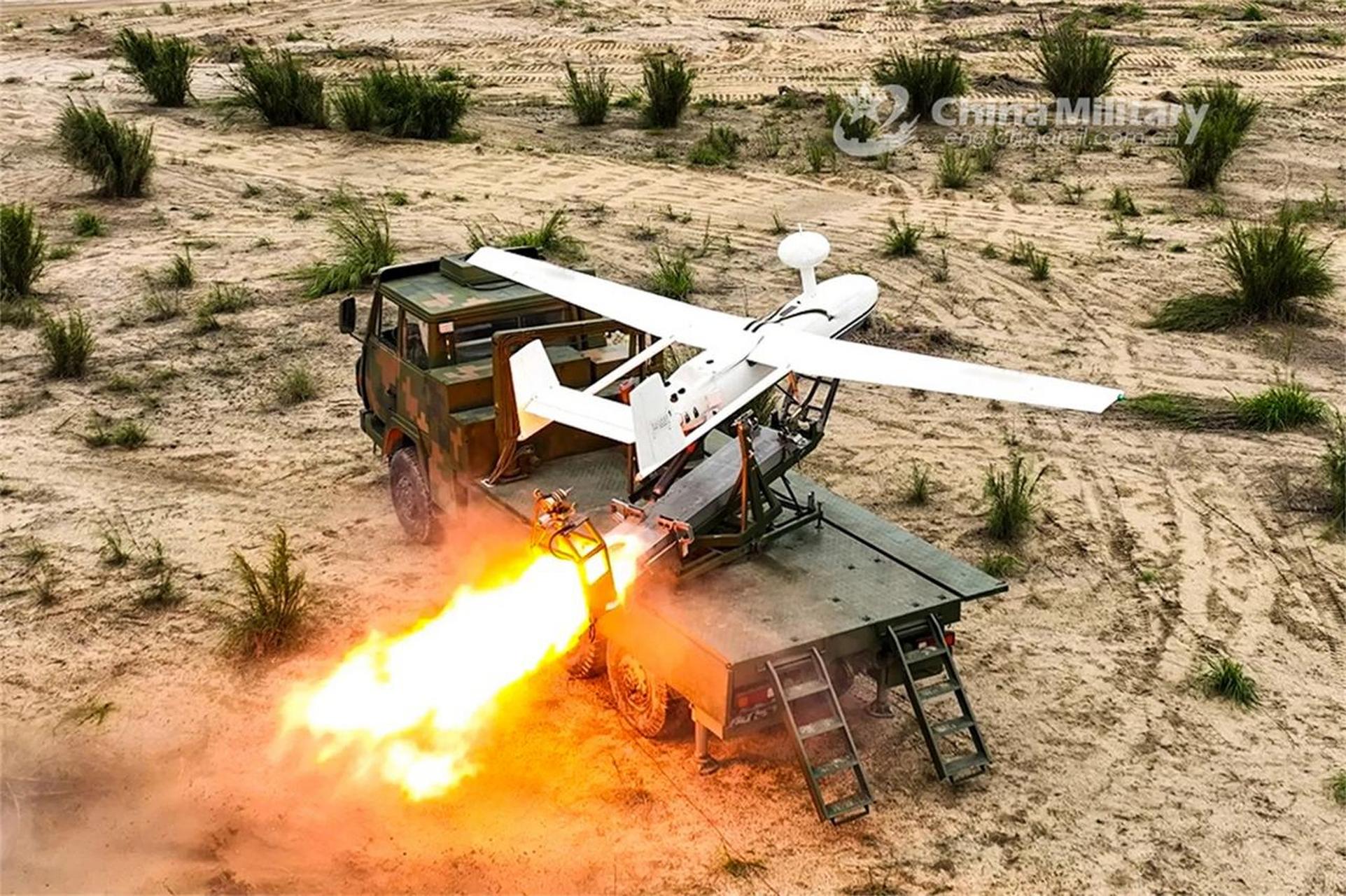 某集团军无人机发射车训练 (中国军网 供图)