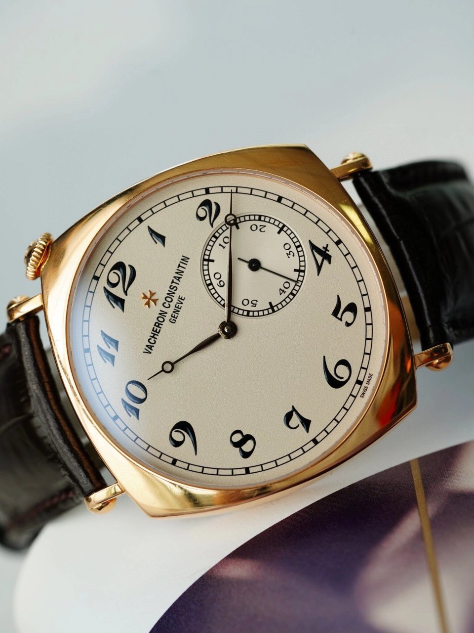 江诗丹顿歪脖子82035 这款江诗丹顿82035/000r-9359,其表壳采用奢华而