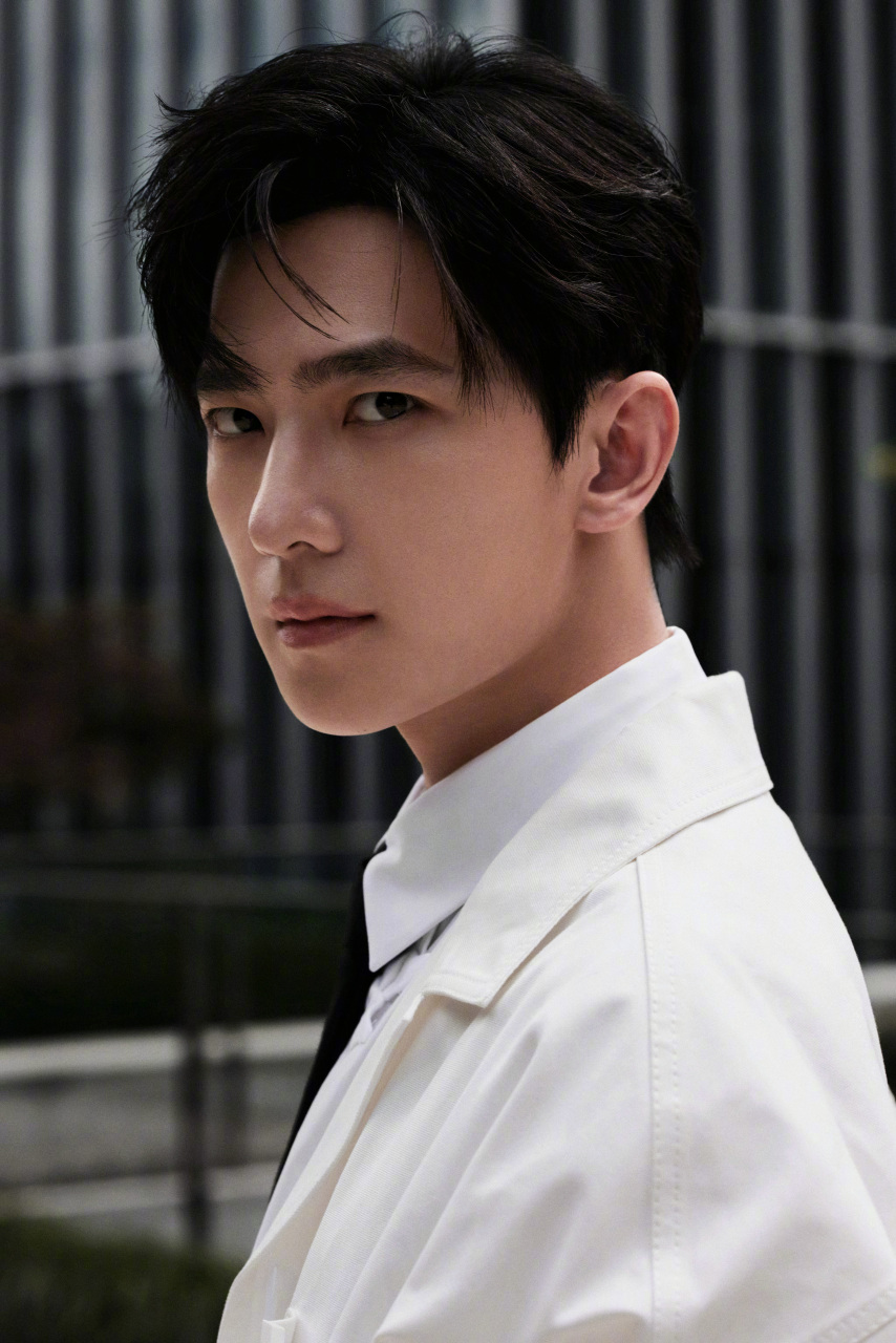 杨洋白西装黑领带出席今天valentino新店开幕的代言人@杨洋 身穿婆破