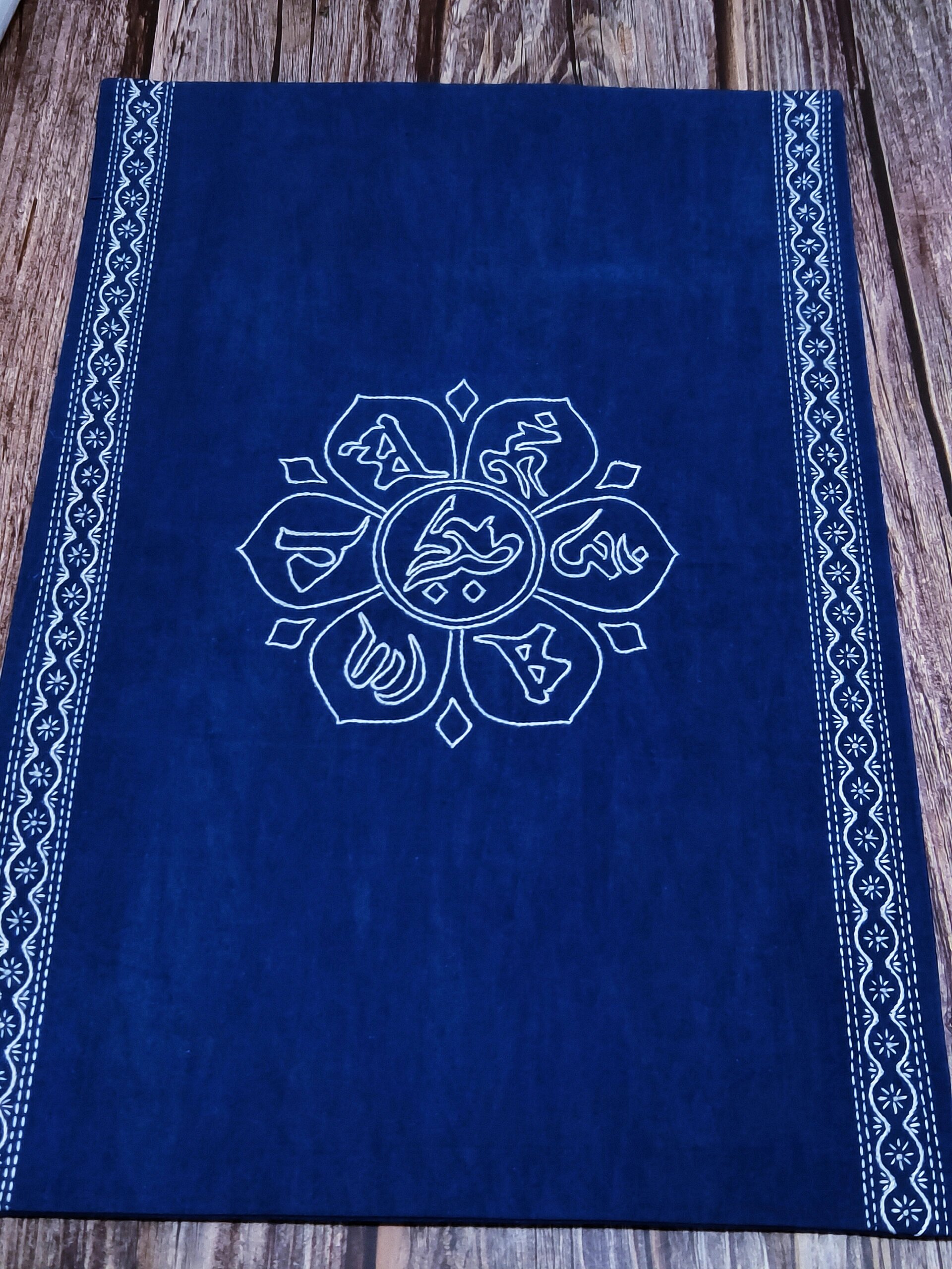 新作品,刺绣茶席‖六字真言‖ 六字真言的梵文字体为唵,嘛,呢,叭,咪