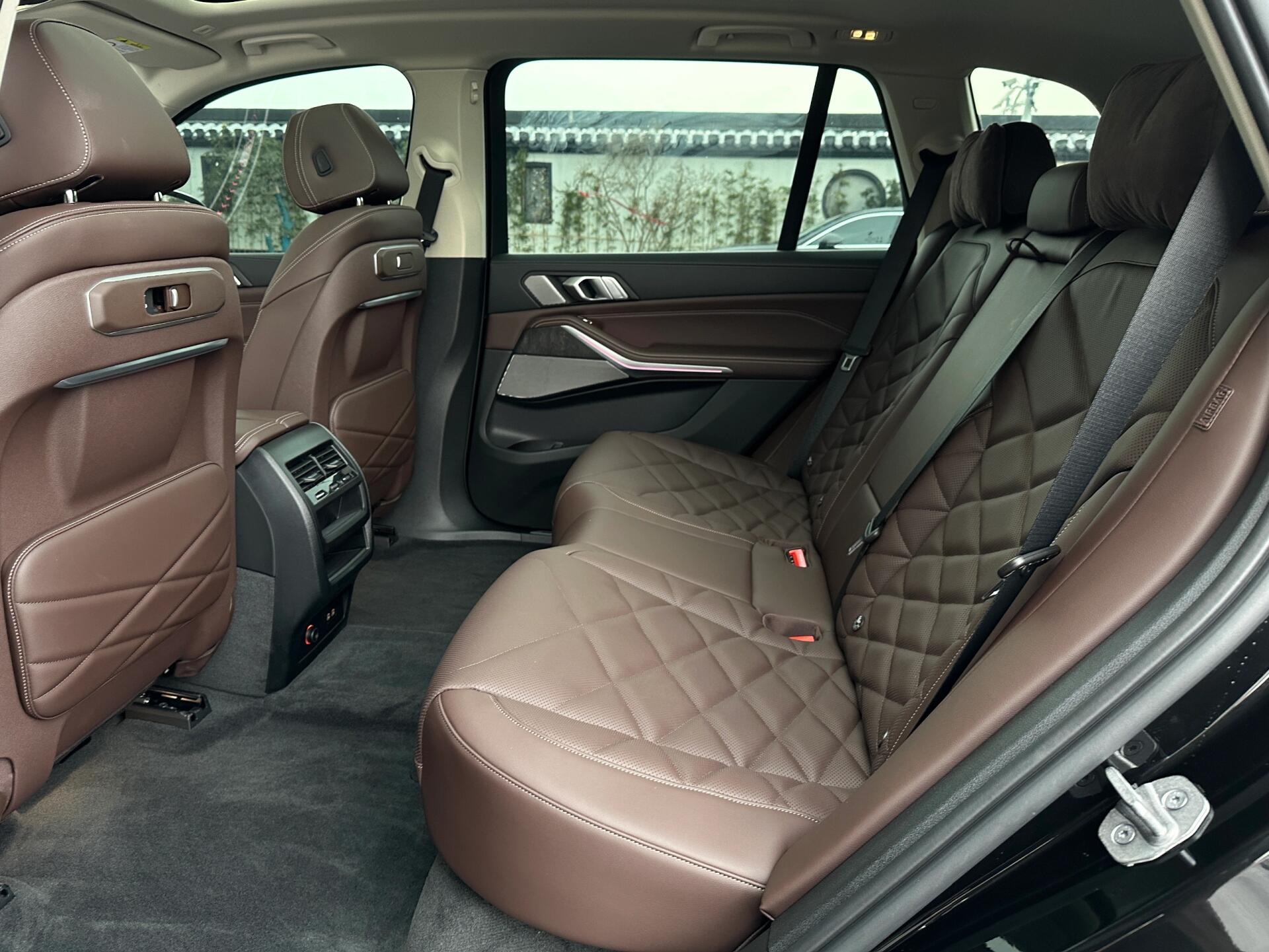 今天给大家看看新到家的一台23款宝马x5,23年11月上牌,仅行驶1600公里