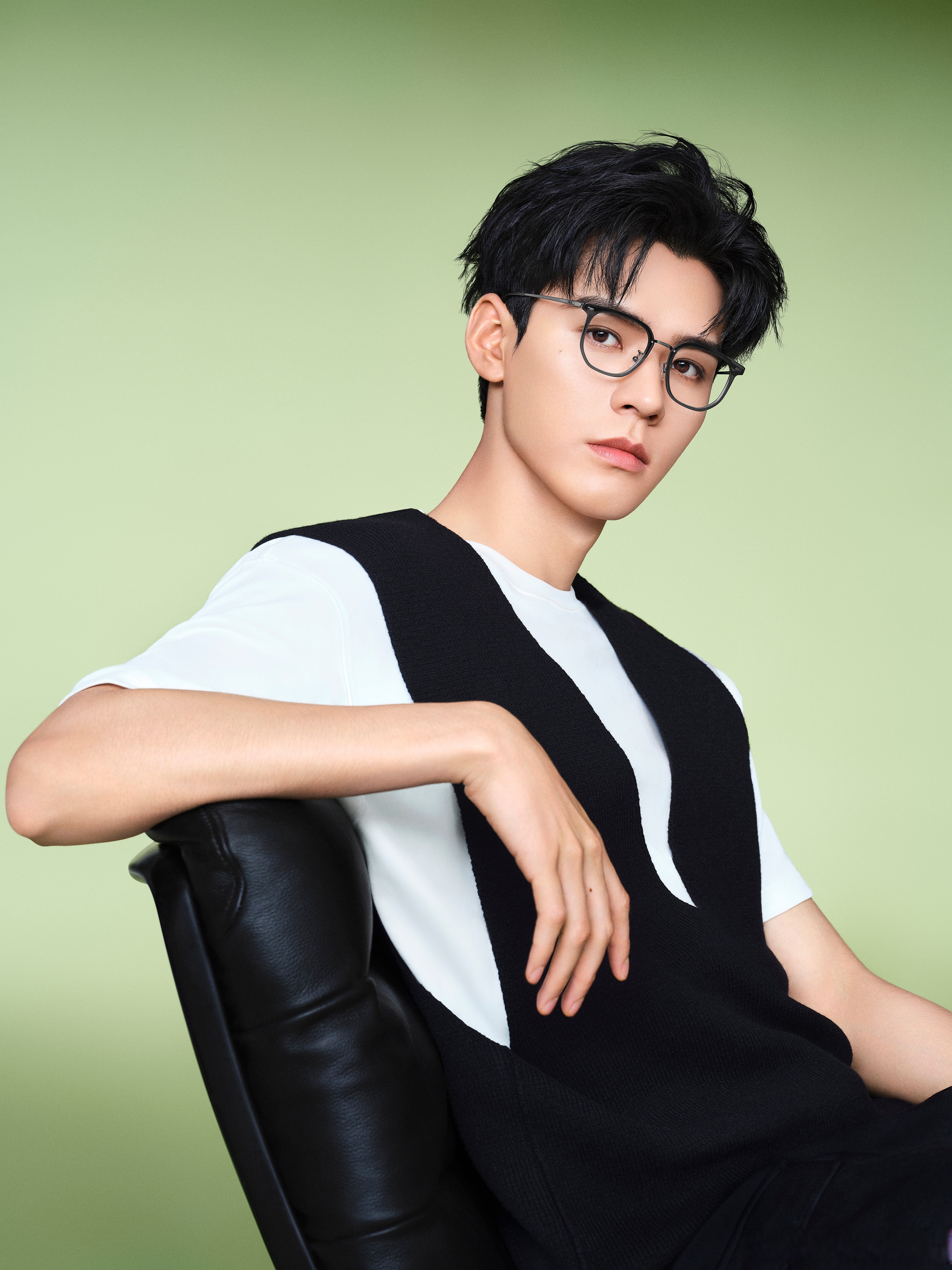 前几天刚被gq红毯上的龚俊帅到,今天一早又被惊艳一次种草了图二酷酷