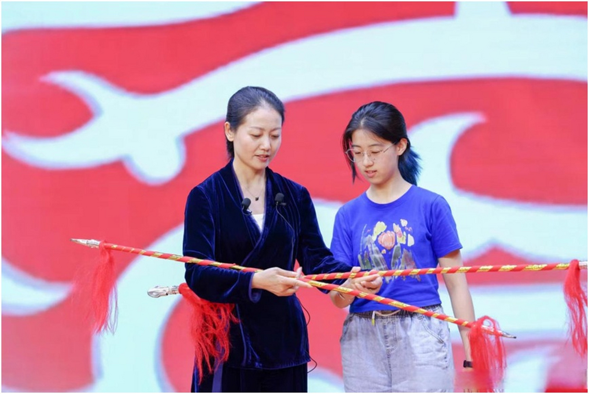【黄梅名家余淑华走进大学课堂】近日,国家一级演员,全国戏曲表演领军