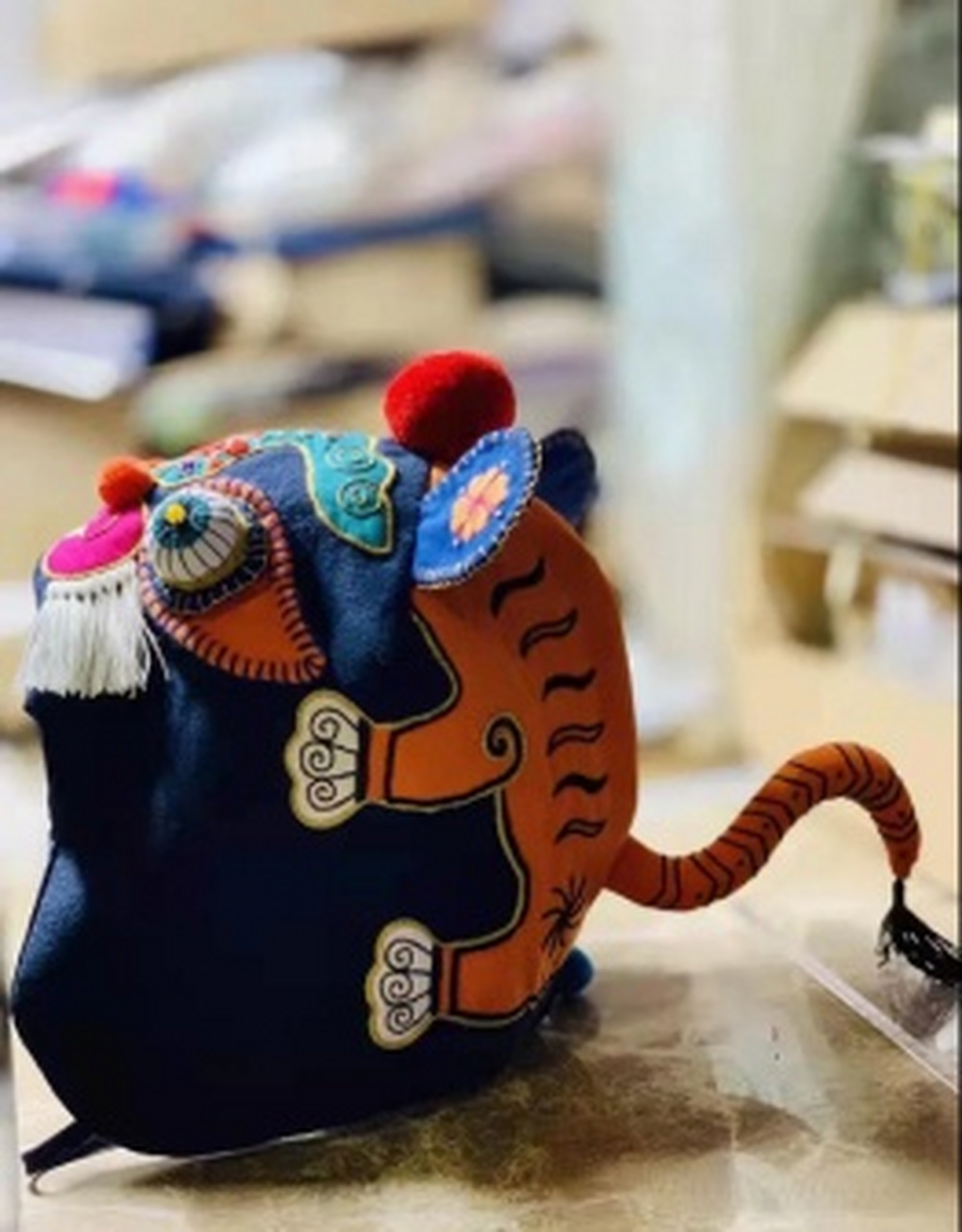 老百姓或因此效仿,为婴童亲手制作佩戴虎头帽,以借虎之神威,佑孩子