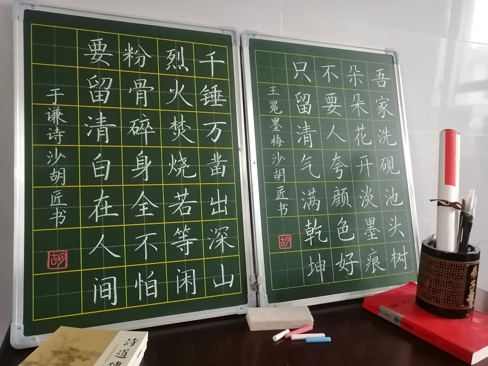 此诗开头两句直接描写墨梅,最后两句盛赞墨梅的高风亮节,赞美墨梅不求