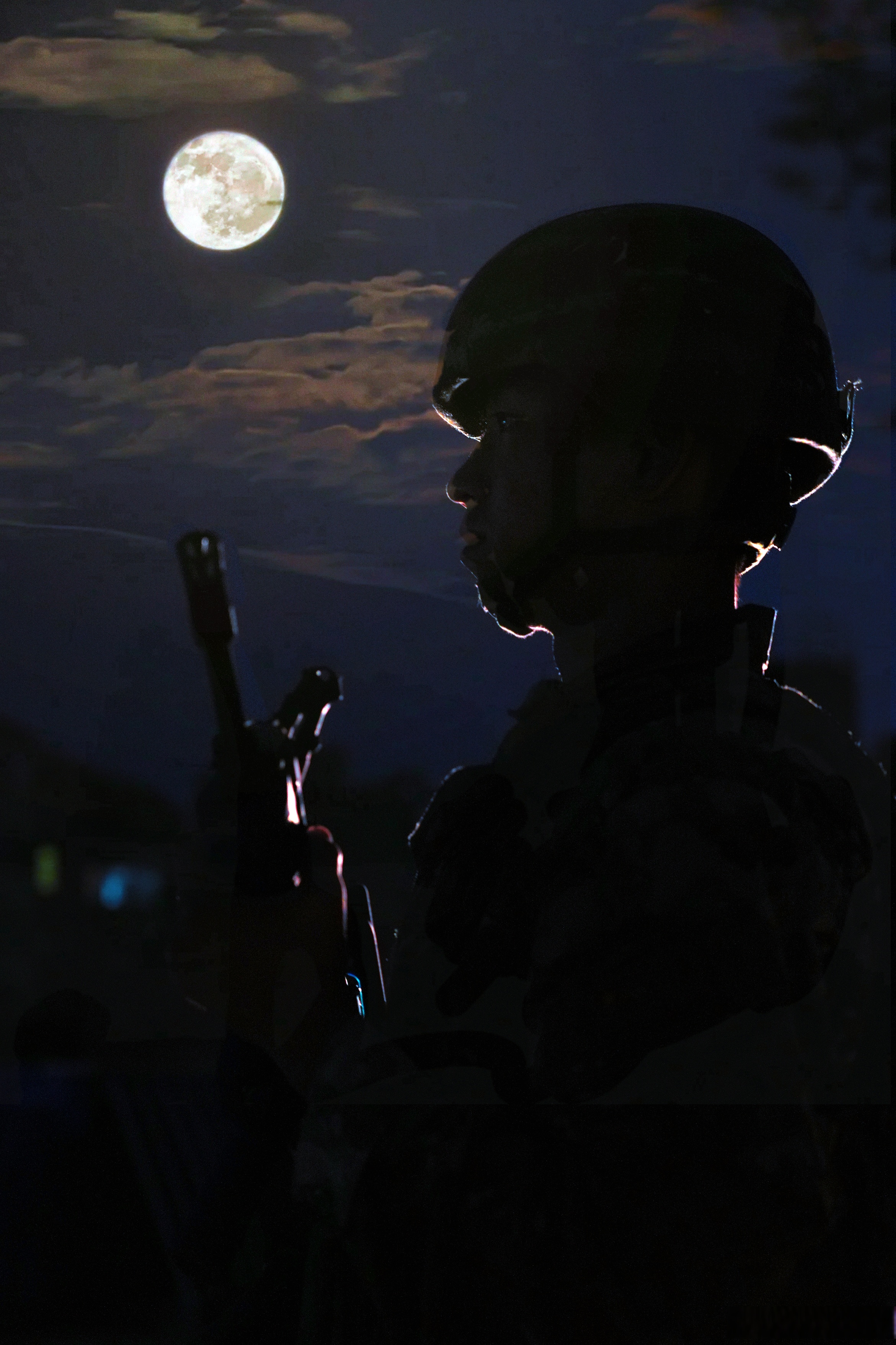 为百姓阖家欢乐,平安过节贡献自己的雨夜哨兵图片武警站岗执勤图片