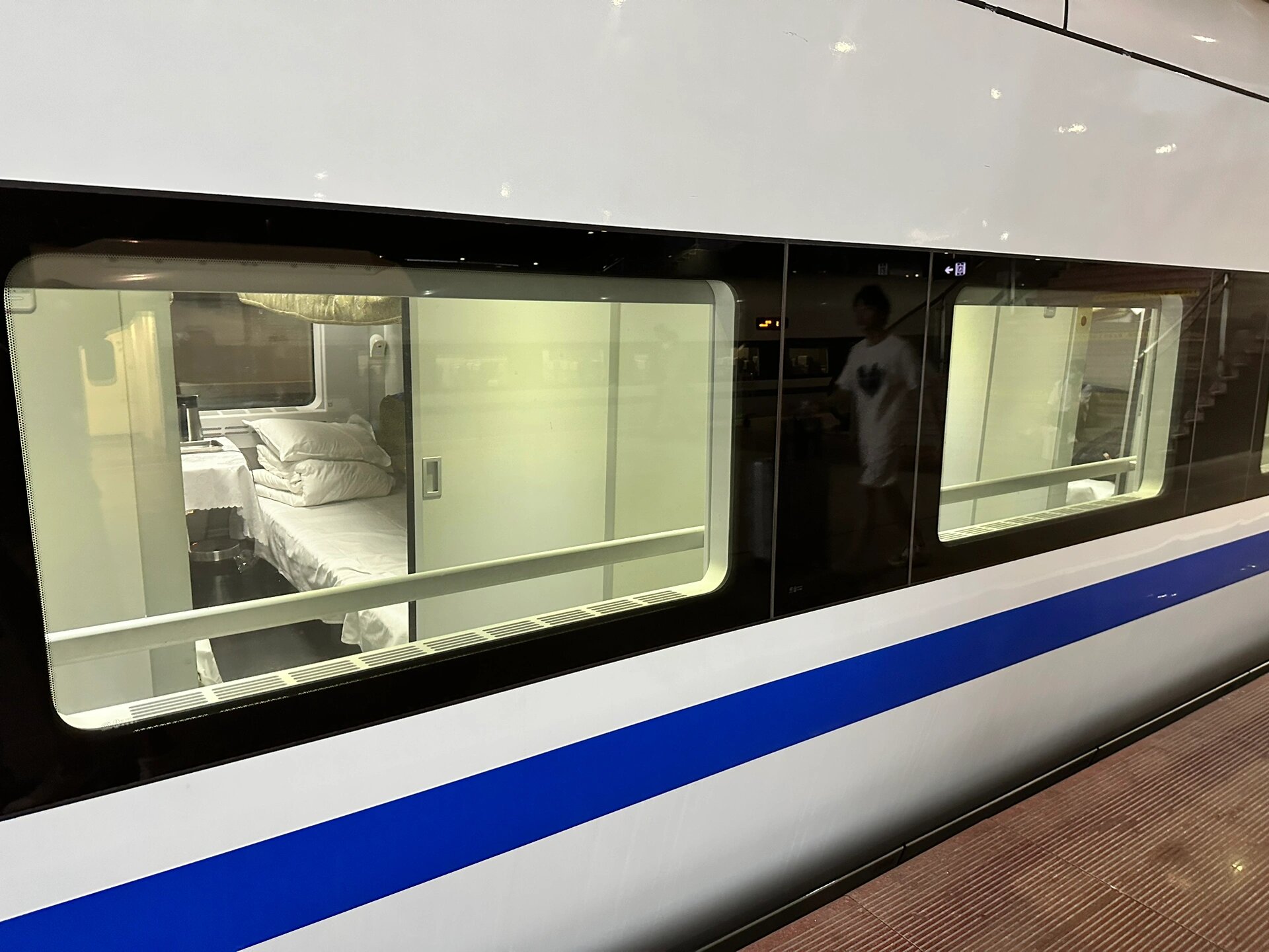 深圳到上海的动卧 d936,不是纵向动卧,原以为动卧都是两侧纵向独立