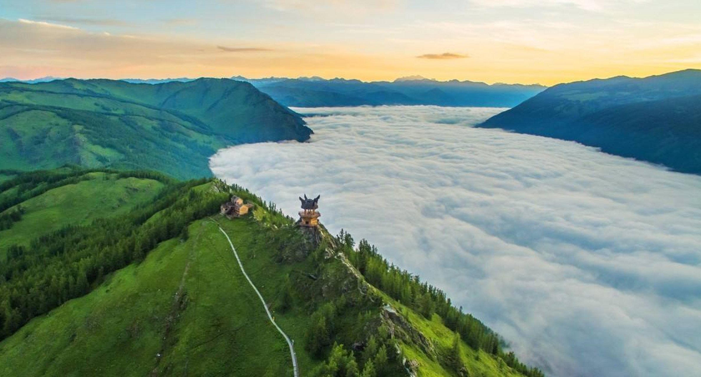 观鱼台位于新疆阿勒泰地区布尔津县喀纳斯景区,建于海拔2030米的"喀拉