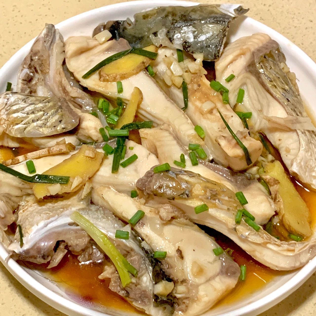 小锅一人食61清蒸鱼腩 敲简单～太适合懒人了～ 准备材料:鱼腩 葱姜