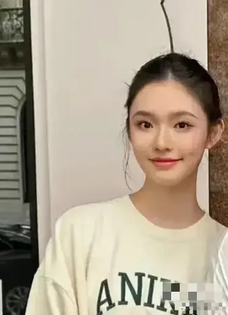 林允路透生图,真的是好上镜啊,面部流畅度太优越了吧.