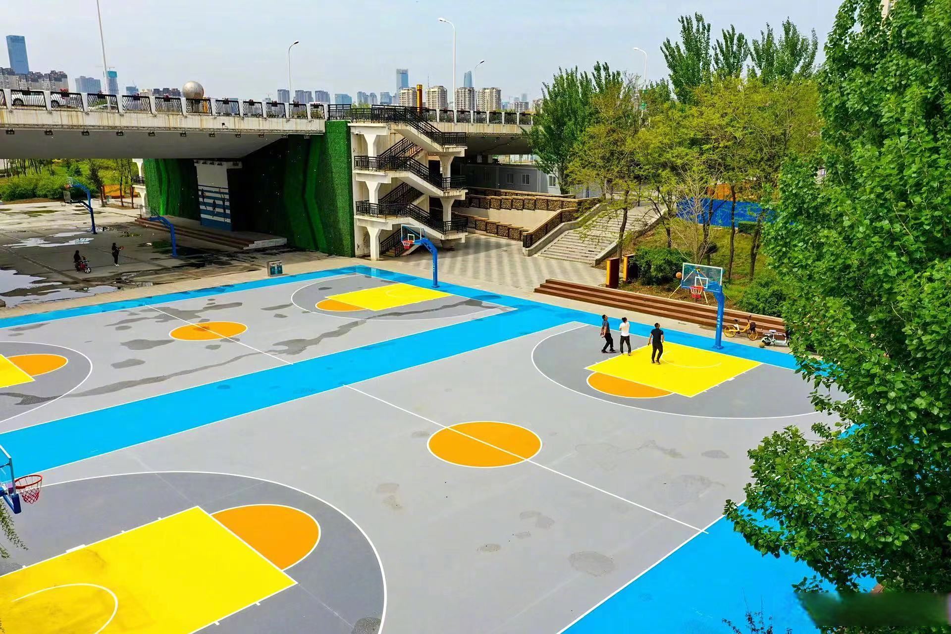 这里的两块篮球场刚刚升级改造完成,是五里河体育公园改扩建项目之一