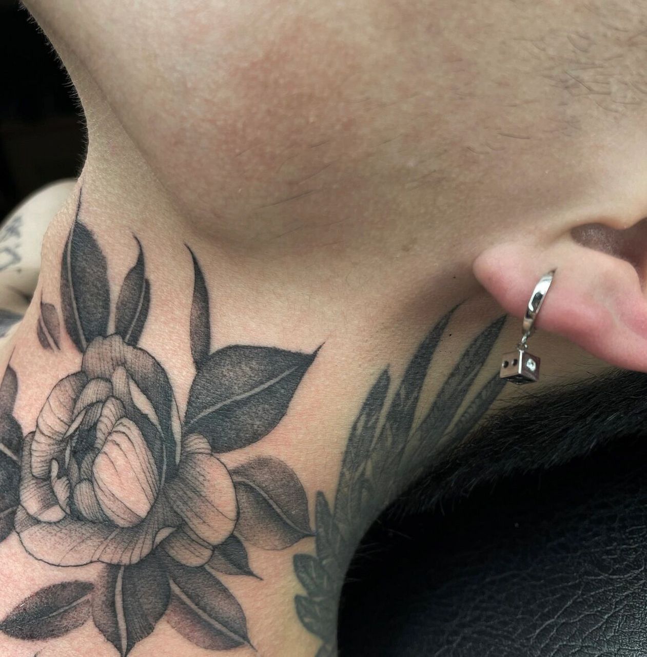 脖子纹身|素花纹身|单针纹身|梵刺青 比之前那个朵快了半小时 刚开始