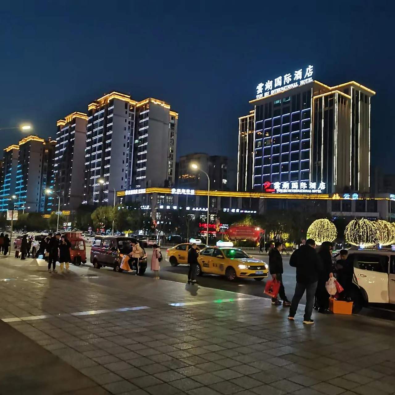 大年初四,在山东省枣庄滕州市龙阳镇的田地里,一群人正在下土豆,春天