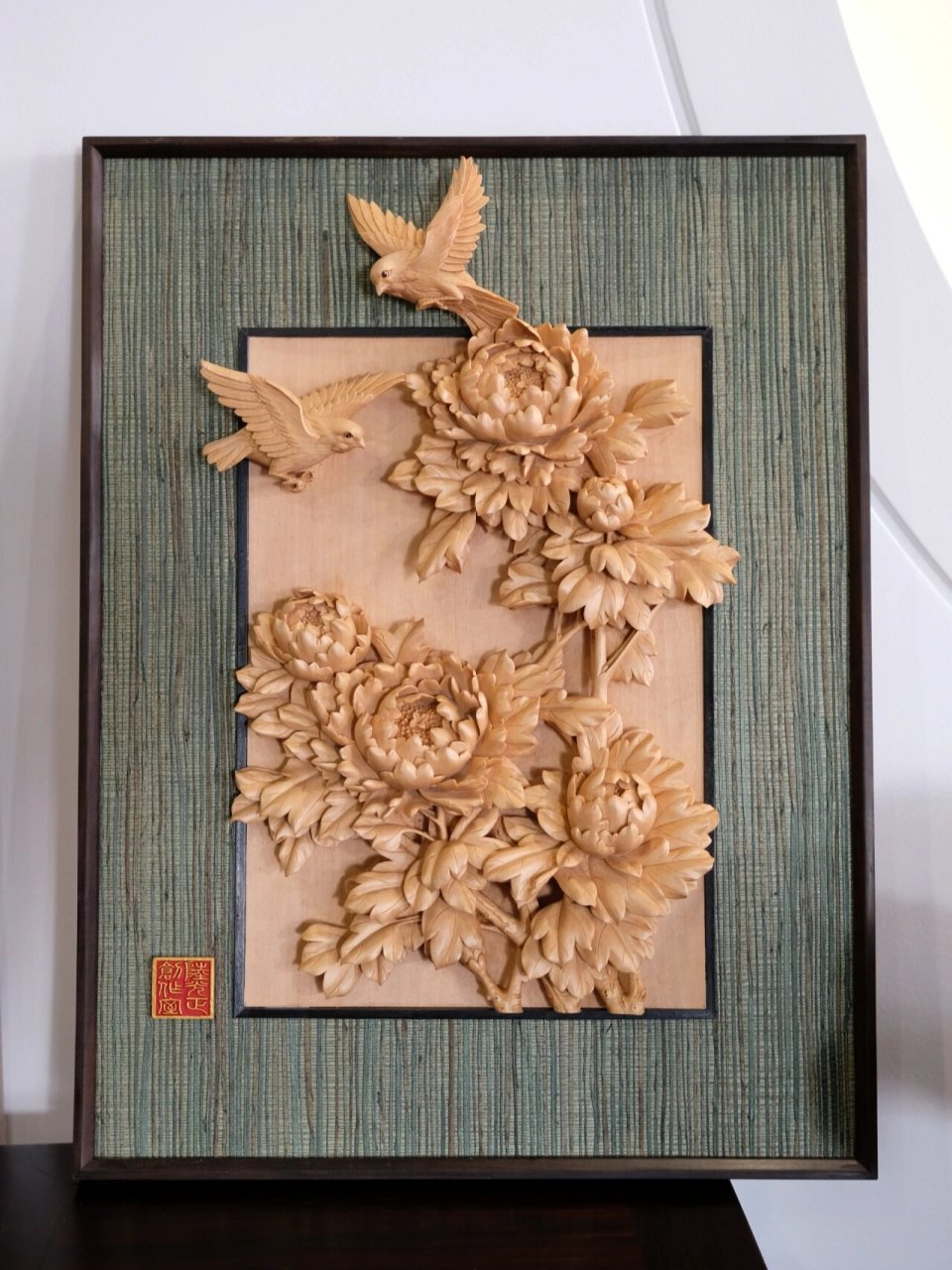 牡丹花叶层叠,雍容华贵,引两雀鸟驻足痴望,更添生机情趣.