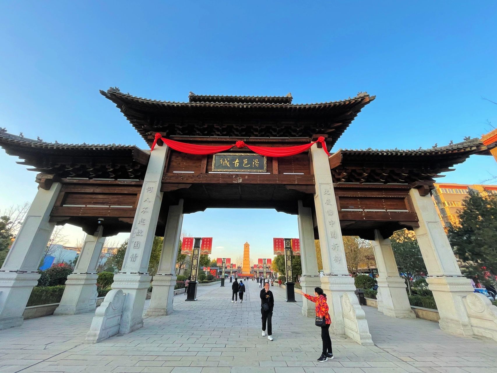 洛阳的洛邑古城有座文峰塔 洛阳的文旅资源及其丰富,好好发展一下大有