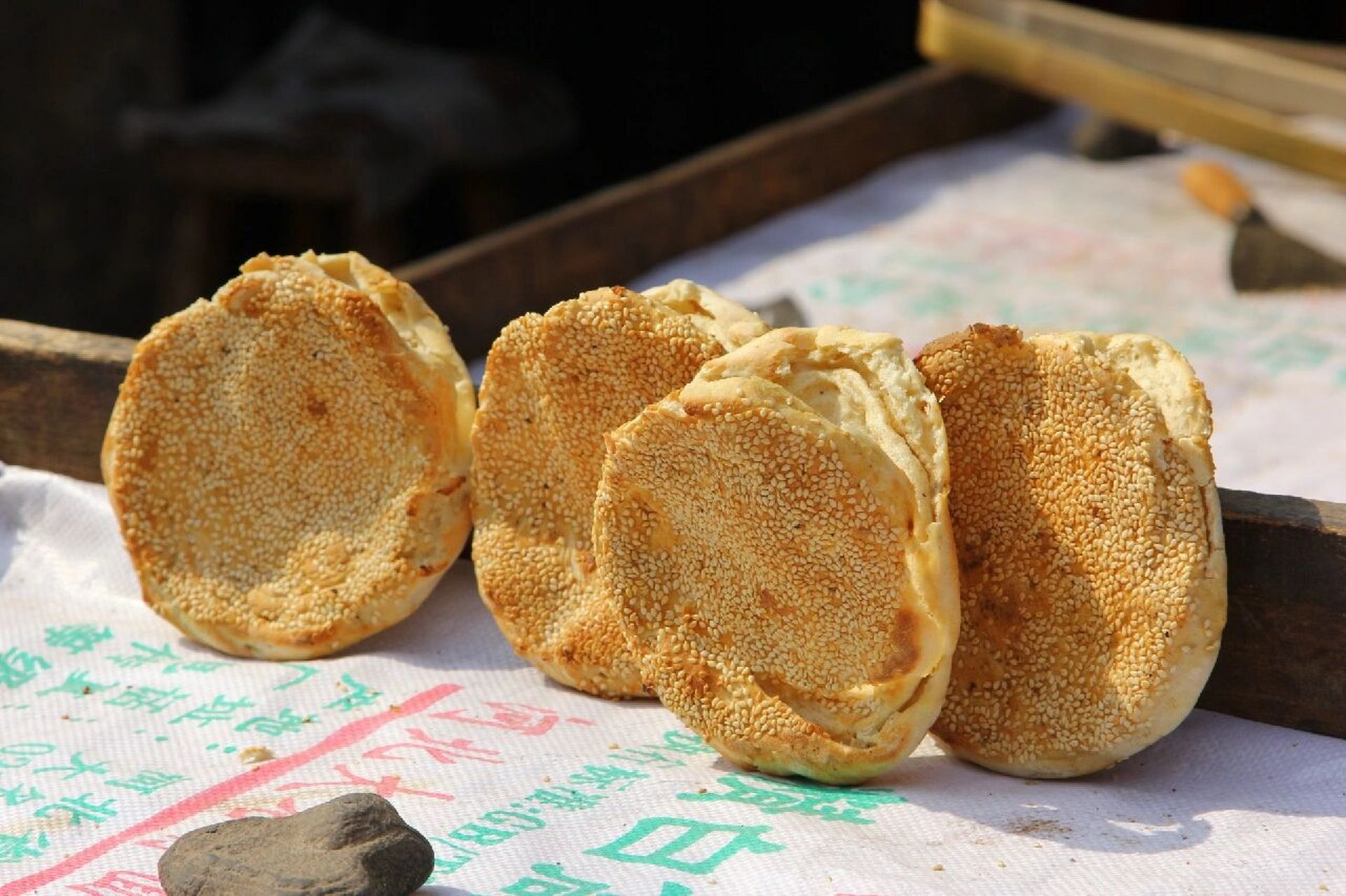 河北美食    从左至右 1大名烧饼(很脆) 2定州缸炉烧饼 3魏县煎灌肠