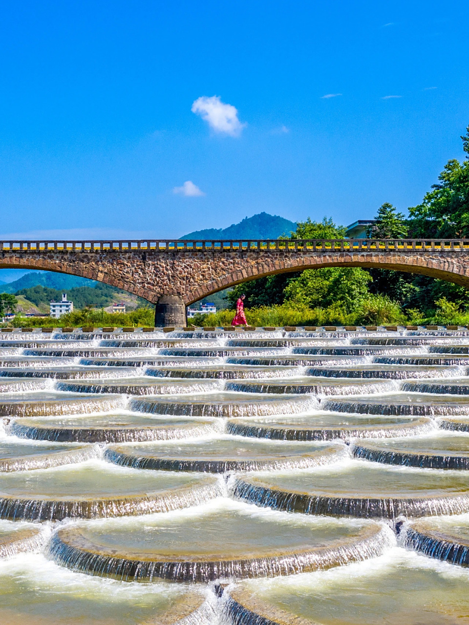鱼鳞坝,夏日玩水胜地 ～碧蓝天空下的鱼鳞坝充满了奇幻色彩 成为夏天