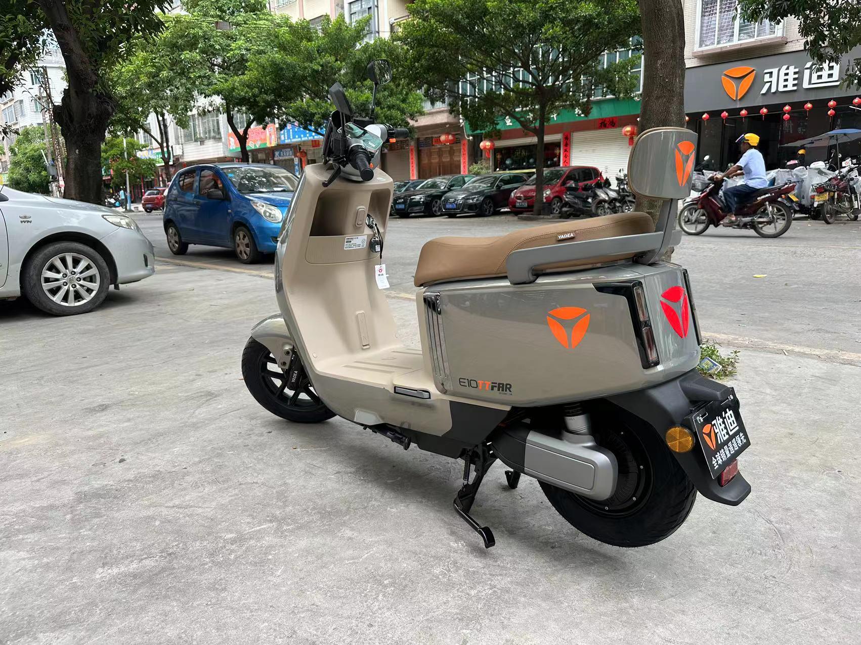 雅迪路虎上线, 前面彩用同款格栅式大灯, 后面同款尾灯, 双侧鲨鱼鳃