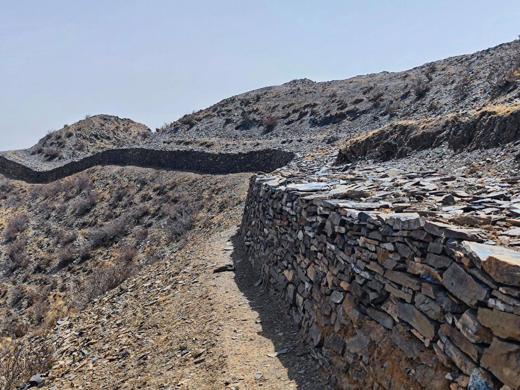 目前不开放但可以进入,有兴趣可以沿着秦长城徒步,亲手亲脚体验那种