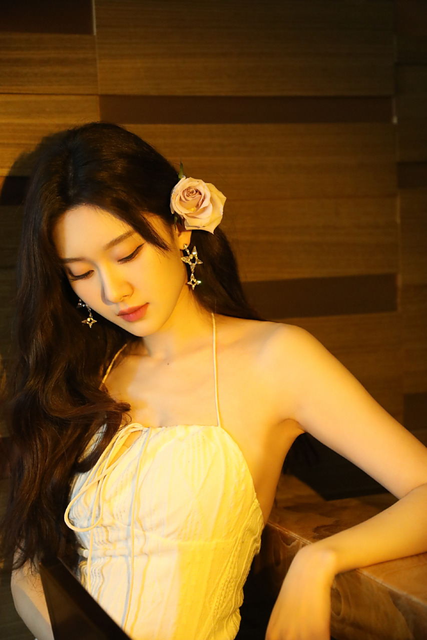 王子璇,瑞丽美力大赏,一袭抹胸白裙,优雅明艳