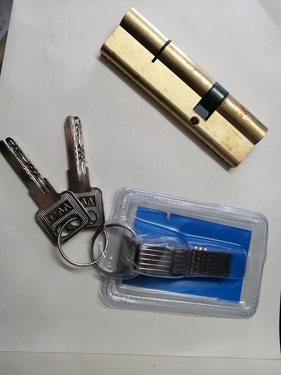 普通防盗门锁芯,有6把钥匙,有两把ab钥匙