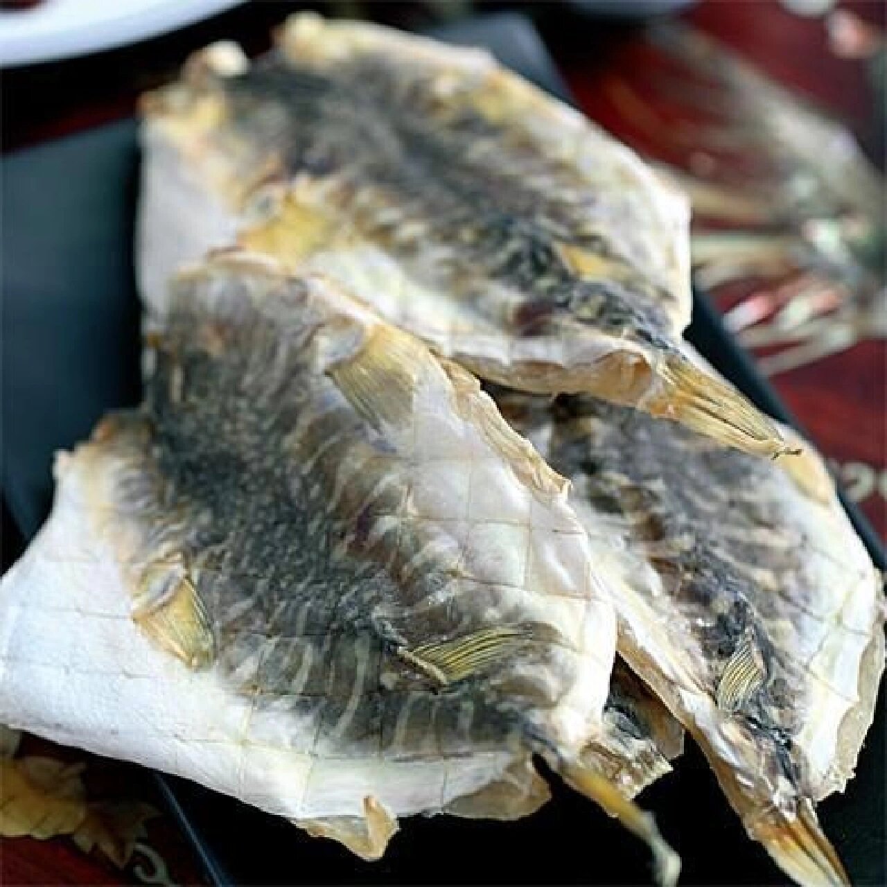 清炖河豚鱼干的做法 材料:河豚鱼,杏鲍菇,食用盐,胡椒粉,食用油.